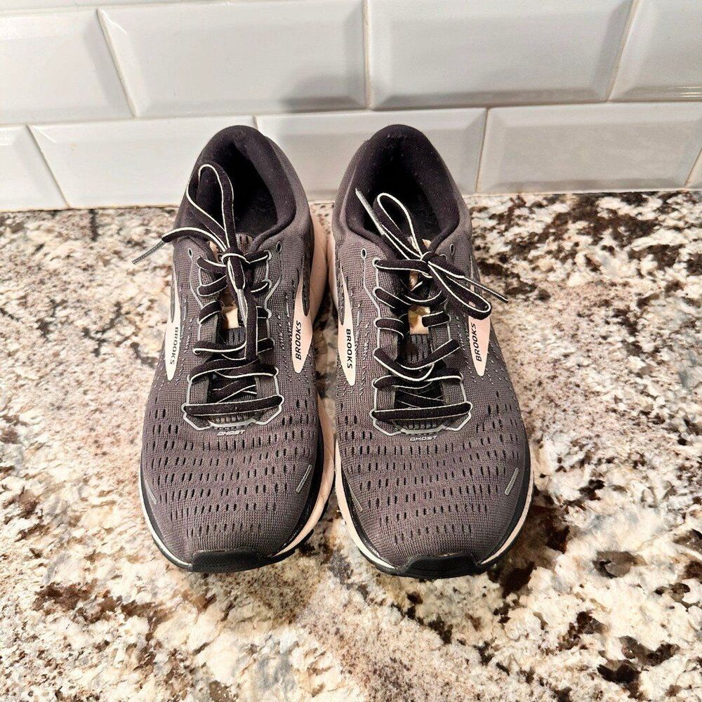 BROOKS GHOST SNEAKERS Size 8
